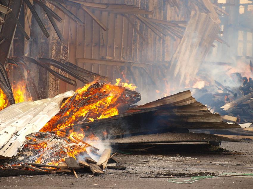 Grossbrand Holzlager Siegburg Industriestr P386.JPG